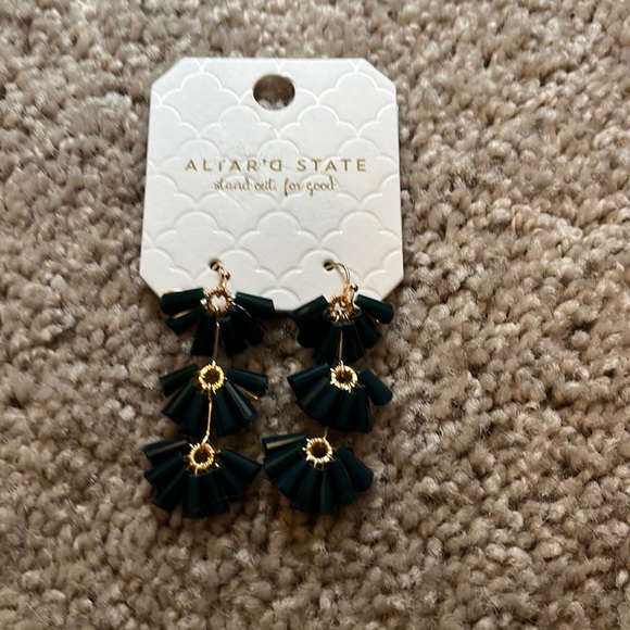 Last Chance!! 🚨Emerald Green Dangle Earrings - Picture 1 of 4